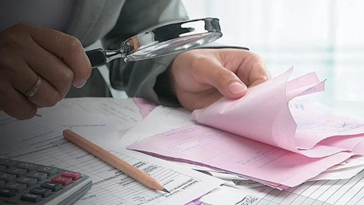 «Mαύρο χρήμα» ακόμη και η βοήθεια από τον παππού – Ανοίγουν τους κοινούς λογαριασμούς και φορολογούν παιδιά, αδέλφια και γυναίκες για αδήλωτα εισοδήματα